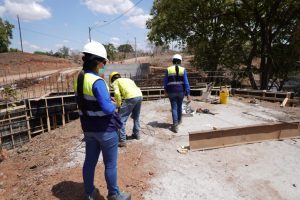 Supervisan medidas de seguridad y salud ocupacional en proyectos de construcción en Herrera