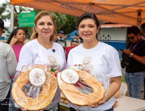 Ministra Muñoz acompaña a privadas de libertad en la venta de roscas navideñas